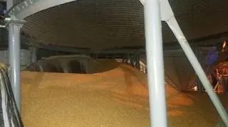 Mężczyznę przysypało zboże 