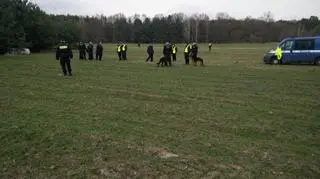 Mężczyznę szukają policjanci z psami