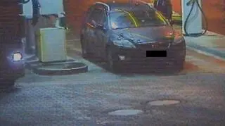 Mężczyznę uchwyciły kamery monitoringu