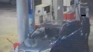 Mężczyznę uchwyciły kamery monitoringu