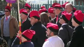 Mężczyźni w barretinach 