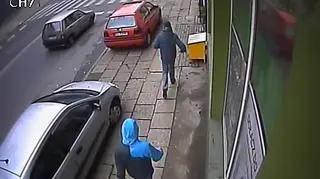 Mężczyźni weszli do sklepu około 12:40