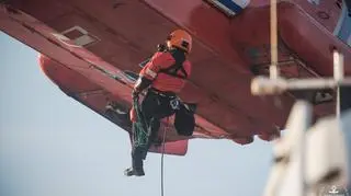 Mi-14 PŁ/R ma zamontowaną specjalną wyciągarkę nad drzwiami