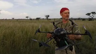 Michael "Nick" Nichols z dronem w Serengeti podczas pracy nad nagrodzonym materiałem