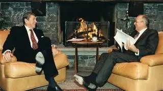 Michaił Gorbaczow i Ronald Reagan w czasie spotkania w Genewie w 1985 roku 