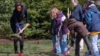 Michelle Obama w czasie kopania ogródka fot.PAP/EPA