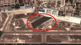 Miejsce upadku F-16 to zaznaczona płyta postojowa, położona około 300 metrów od widocznego na dole pasa startowego