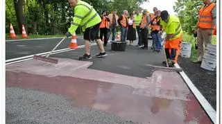 Mieszanka żywicy jest rozprowadzana na powierzchni ręcznie