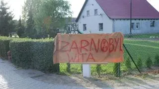 Mieszkańcy manifestują swoje niezadowolenie m.in. takimi banerami