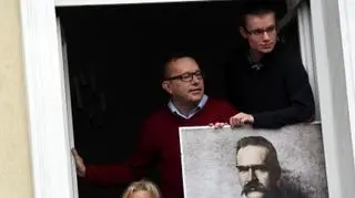 Mieszkańcy Warszawy obserwują przejście marszu "Razem dla Niepodległej"