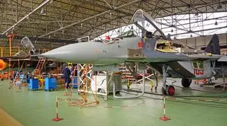 MiG-29 niemal gotowy do wytoczenia na ostatnie testy. Przechodzi wewnętrzną kontrolę jakości. Owiewka, czyli przeźroczysta osłona kabiny pilota, jest obklejona ochronną folią. Dlatego wygląda na zamazaną