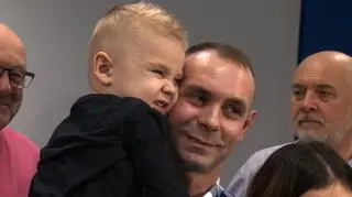 Mikołaj z tatą i lekarzami