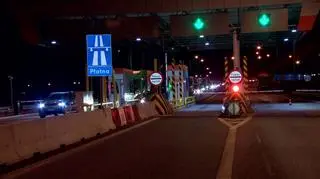 Mimo olbrzymich korków na punktach poboru opłat wciąż pobierano pieniądze za przejazd