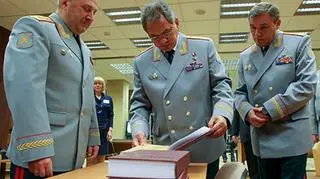 Min. obrony Siergiej Szojgu (C). Szef Sztabu Generalnego gen. W. Gierasimow (po prawej) i szef GRU gen. I. Siergun (po lewej)