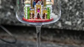 Miniaturowa szopka w kieliszku