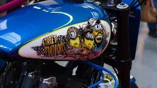 Minionki na baku motocykla