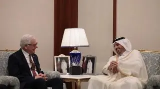 Minister Czaputowicz z premierem i ministrem spraw wewnętrznych szejkiem Abdullahem bin Nasserem bin Khalifą Al Thanim