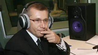 Minister Kwiatkowski odsłuchuje fragment nagrania czarnej skrzynki TU-154. Krakowski Instytut Ekspertyz Sądowych (15.10.2010)