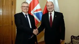 Minister Macierewicz i ambasador Barnett