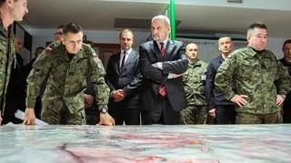 Minister Macierewicz w trakcie ćwiczeń Zima-17, które miały weryfikować to, co wymyślono w MON w ramach Strategicznego Przeglądu Obronnego