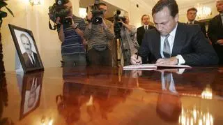 Minister Radosław Sikorski składa wpis do księgi kondolencyjnej wyłożonej w Pałacyku MSZ - PAP