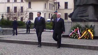Ministrowie złożyli kwiaty pod pomnikiem (foto: Agnieszka)