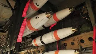 Miny po załadowaniu do komory bombowej B-52