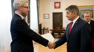 Mirosław Sanek odbiera nominację od Marka Kuchcińskiego