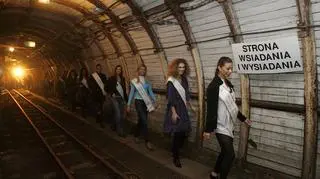 Miss zwiedzają zabytkową sztolnię