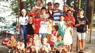 Młody Grzegorz Miecugow w otoczeniu przyjaciół