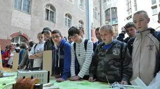 Młodzież poznaje tajemnice nauki