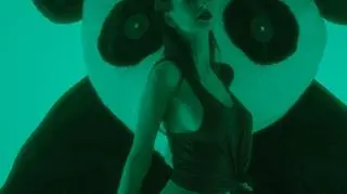 Modelka i aktorka tańczy w rytm utworu Michael Jacksona "Don’t Stop 'Til You Get Enough"