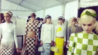 Modelki za kulisami pokazu w ubraniach w stylu lat 60