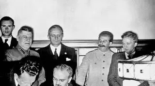 Mołotow podpisuje pakt, Ribbentrop i Stalin stoją z tyłu