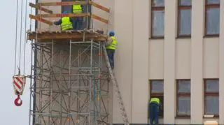 Montaż Orłów na fasadzie Dworca Morskiego w Gdyni