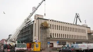 Montaż orłów na fasadzie Dworca Morskiego w Gdyni