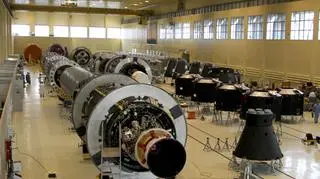 Montaż stopni rakiet Angara w nowych zakładach w Omsku. Na pierwszym planie URM-1, w głębi URM-2 i różne dodatkowe moduły składające się na rakietę