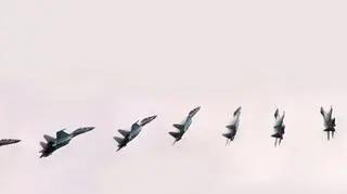 Montaż zdjęć ukazujących manewr Su-35 na pokazach lotniczych
