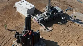 Monument przedstawia Stanisława Wyspiańskiego i postaci z jego dramatów