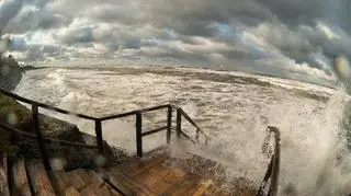 Morze uderza o brzeg 