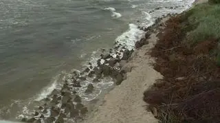 Morze zabrało niemal całą plażę w Mrzeżynie 