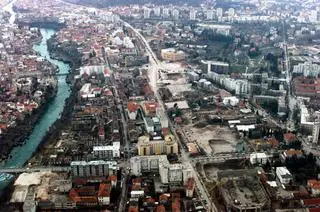 Mostar na zdjęciu z 1997 roku. Wciąż widać wojenne zniszczenia
