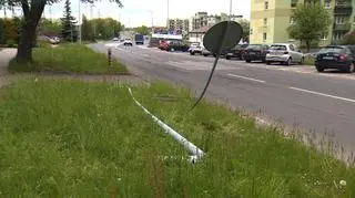 Motocyklista uderzył w znak drogowy i w latarnię
