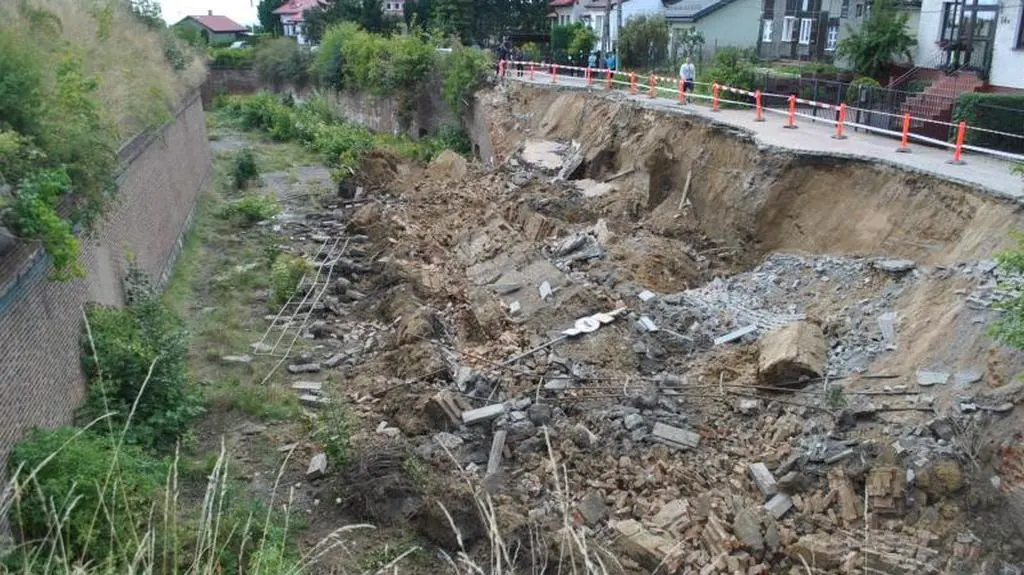Mur nie wytrzymał, droga runęła