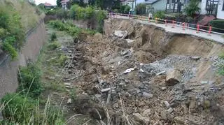 Mur nie wytrzymał, droga runęła