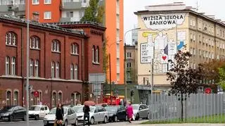 Mural namalowano na ścianie kamienicy przy ul. Ratajczaka