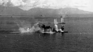 Musashi atakowany przez amerykańskie samoloty. Zdjęcie wykonał jeden z lotników US Navy