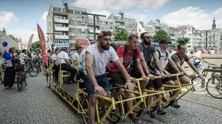 Muzycy ustawili się na specjalnych platformach "zasilanych" siłą nóg rowerzystów