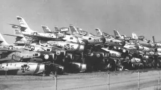 Myśliwce F-84 oczekujące na złomowanie na cmentarzysku w latach 70.