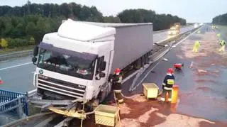 Na 119 km autostrady A2 samochód ciężarowy wjechał w bariery rozdzielające jezdnie